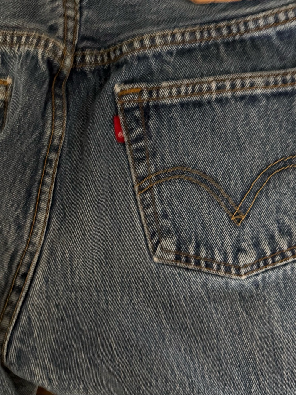 Levi's 501 Men's Straight Jeans in Light Blue Wash - Picture 6 of 12